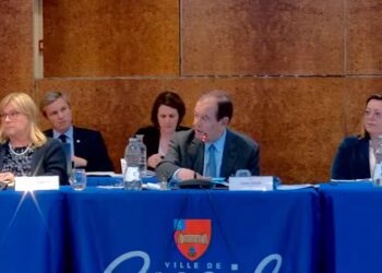 Je vous ai coupé le micro. C&rsquo;est la première fois que je le fais depuis que je suis maire. Je ne peux pas laisser passer que vous traitiez de relation de Rumaldis (Leclerc) avec la ville, à travers le bon copain qu&rsquo;est M.Bouteiller (ex-propriétaire de Leclerc) pour M.Ollier.