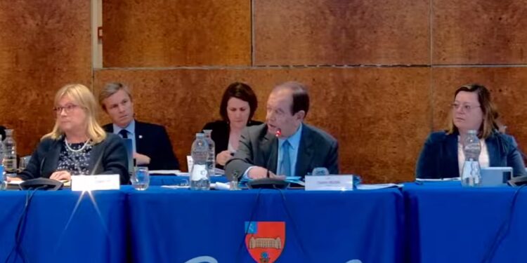 Je vous ai coupé le micro. C&rsquo;est la première fois que je le fais depuis que je suis maire. Je ne peux pas laisser passer que vous traitiez de relation de Rumaldis (Leclerc) avec la ville, à travers le bon copain qu&rsquo;est M.Bouteiller (ex-propriétaire de Leclerc) pour M.Ollier.