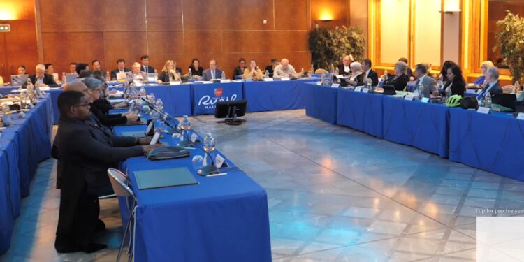 « le foncier bâti, c’est 36 % de rueillois sur 100% de rueillois. Je ne me sens pas moi capable de proposer à ma majorité d’augmenter cette taxe de foncier bâti à due concurrence pour payer tout ce qu’il y a à payer en plus, parce qu’on va faire payer à 36% de propriétaires à Rueil, les dépenses faites pour 100% de rueillois. Ce ne serait pas juste. »