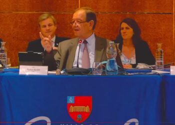 « C&rsquo;est l&rsquo;équipe municipale qui doit être solidaire du maire. En principe c&rsquo;est comme ça que ça doit se passer. Il y des sens. Et le bon sens c&rsquo;est celui que je viens d&rsquo;indiquer »