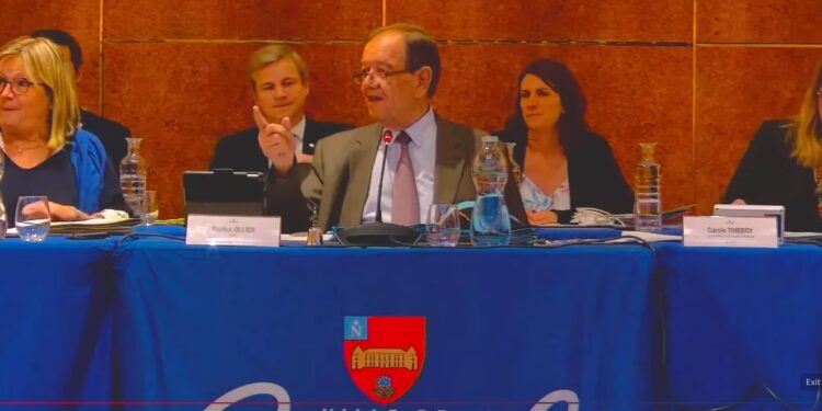 « C&rsquo;est l&rsquo;équipe municipale qui doit être solidaire du maire. En principe c&rsquo;est comme ça que ça doit se passer. Il y des sens. Et le bon sens c&rsquo;est celui que je viens d&rsquo;indiquer »