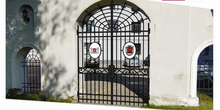 portail fabriqué avec les impots des rueillois offert à une ville de Lettonie