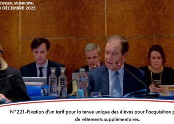 « cette tenue unique qui gomme les différences entre les enfants »