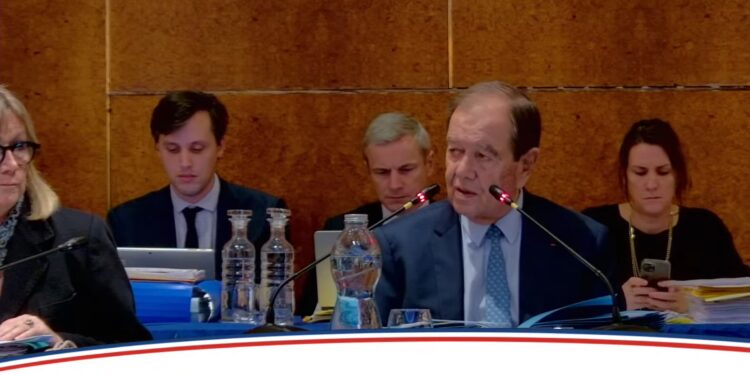 « cette tenue unique qui gomme les différences entre les enfants »